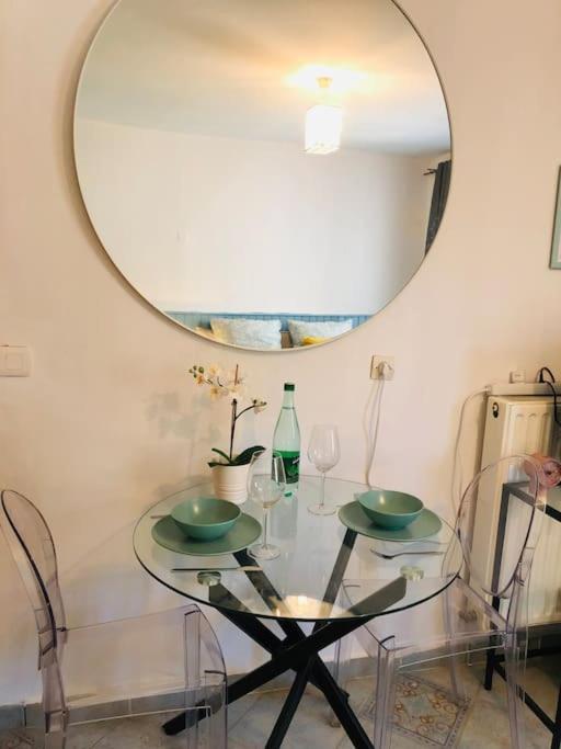 Cosy Studio Design With Modern Bathroom Vaureal Exterior photo