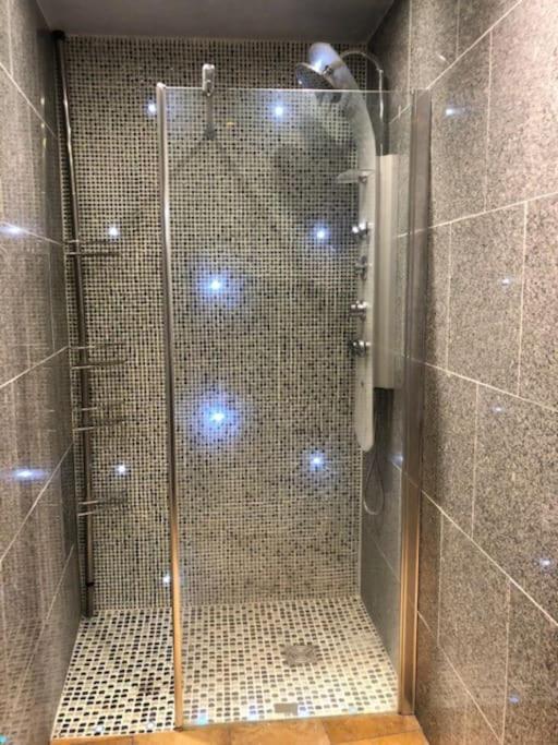 Cosy Studio Design With Modern Bathroom Vaureal Exterior photo