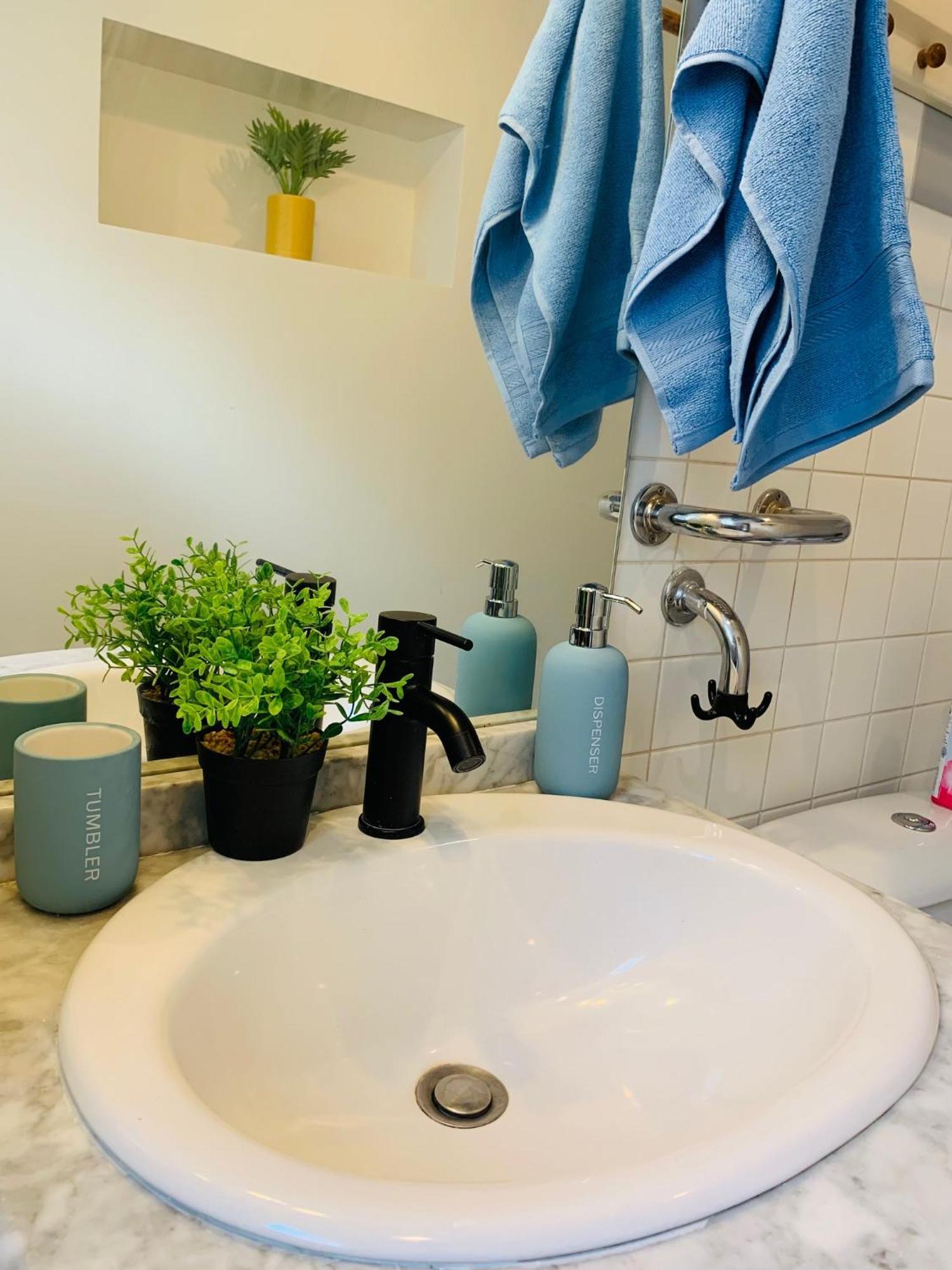 Cosy Studio Design With Modern Bathroom Vaureal Exterior photo